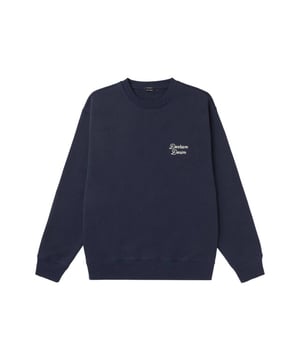 
De denham arch sweat cps is een donkerblauwe sweater met een tijdloze ronde hals en een rustige, normale lengte die moeiteloos in je dagelijkse garderobe past. Gemaakt van katoen met polyester voor extra duurzaamheid, voelt de binnenkant zacht aan en geeft de stof een verzorgde uitstraling die je vaak wilt dragen. Het subtiele, geborduurde denham denim-logo op borsthoogte voegt een verfijnde touch toe zonder te overheersen, waardoor het model zowel ingetogen als stijlvol oogt. Doordat de trui netjes is afgewerkt zie je vakmanschap in de naden en randen terug, een kwaliteit die opvalt tijdens alledaagse momenten. Deze sweater werkt moeiteloos met jeans of een gekleurde broek en geeft je outfit direct een volwassen en moderne twist. Het merk denham levert hier een basic dat toch karakter heeft, ideaal voor wie stille kwaliteit waardeert. Draag hem met plezier en voel je een stapje zekerder in je eigen stijl.