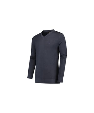 
<div data-content-type="html" data-appearance="default" data-element="main">Onze 100% Merino wol gebreide pullovers & vesten staan garant voor een luxe uitstraling, optimaal draagcomfort en lange levensduur.  
De Circle of Gentlemen pullovers zijn gemaakt met gebruik van de fijnste 100% Merinowol, afkomstig uit Italië. Onze  pullovers zijn geproduceerd in de Toscaanse regio van Italië bij één van de meest gerenommeerde specialisten op het gebied van gebreide producten. De echte Merinowol jeukt niet en de pullovers zijn het hele jaar door goed draagbaar door het sterk regulerend vermogen waardoor het de lichaamstemperatuur regelt en dus het hele jaar door gedragen kan worden. Door de ademende vezels ontstaat geen plakkerig gevoel dus de pullover kan zelfs op de blote huid gedragen worden.

Wastips en onderhoud: deze wolsoort heeft een zelfreinigend vermogen waardoor het haast niet nodig is om de pullover, coltrui of het vest te wassen. Een nacht op een brede hanger of liggend