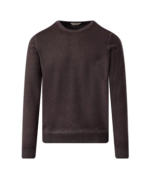 
Gran Sasso Trui ronde hals in stijlvol bruin. De effen kleur en fijngebreide structuur maken deze trui een veelzijdig kledingstuk. Met een ronde halslijn voegt het eenvoud en klasse toe aan je outfit. Gran Sasso staat voor kwaliteit en elegantie in elk detail. - Over het Merk: Gran Sasso is een Italiaans kledingmerk dat in 1952 werd opgericht door de familie Di Battista. Het merk staat bekend om zijn hoogwaardige knitwear. De kleding van Gran Sasso is gemaakt van hoogwaardige materialen, zoals wol, kasjmier en cashmere. Het merk biedt een breed scala aan items aan, waaronder truien, vesten, jassen en accessoires. De ontwerpen van Gran Sasso zijn vaak geïnspireerd door de Italiaanse mode. Het merk gebruikt klassieke stijlelementen, zoals nette pasvormen, elegante kleuren en iconische logo's, om een ​​klassieke en tijdloze uitstraling te creëren.
