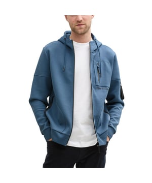 
<p>Hoodie vest van Tom Tailor met 2 afsluitbare steekzakken.</p>
<ul>
<li>Regular fit</li>
<li>Borstzakje</li>
<li>70% Katoen, 20% Polyester, 10% Elastaan</li>
<li>Kleurnummer: 36985</li>
</ul>