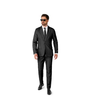 
Een effen zwart pak is iets wat elke stijlvolle man zou moeten hebben. Het is een geweldige outfit voor elke (in)formele gelegenheid en past bij bijna elk kledingstuk. Dit betaalbare slim fit pak bestaat uit een jasje, een broek en een stropdas. De broek heeft een verstelbare tailleband voor een perfecte pasvorm.