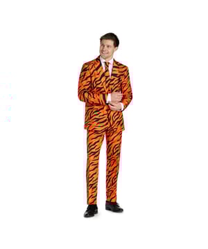 
Laat je innerlijke feestbeest zien met de Tiger Orange. Dit pak is ontworpen voor diegenen die niet bang zijn om zich van hun wilde kant te laten zien. Dit gevaarlijk geweldige pak zal hoofden doen omdraaien op je volgende themafeest. De outfit bestaat uit een jasje, een broek en een stropdas. De broek heeft een verstelbare tailleband voor een comfortabele pasvorm.
