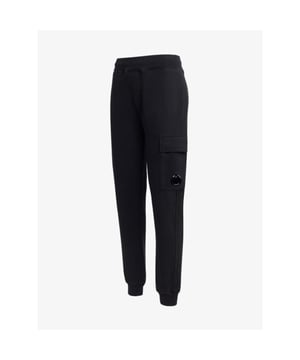 
De CP Company Kids Joggingbroek in Zwart heeft een elastieke tailleband met aantrekkoorden en steekzakken. De broek heeft de bekende CP Company lens op de broekzak. Combineer met de bijpassende CP Company sweater.