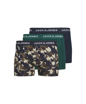 
De JACCAMOFLAGE Trunks 3 Pack JNR biedt een comfortabele en stoere set boxershorts voor jongens. Deze set van drie is gemaakt van een zachte mix van 95% katoen en 5% elastaan, wat zorgt voor een flexibele en ademende pasvorm. De boxers zijn voorzien van een coole camouflageprint en een elastische tailleband voor extra comfort.