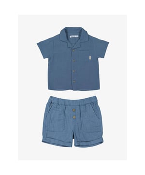 
De Mayoral Set in de kleur Blue bestaat uit een blouse met knoopsluiting en borstzakje en short met tailleband en steekzakken. De set heeft een crinkle kwaliteit.