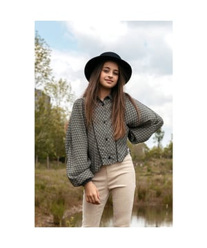 Altijd in de Looxs Revolution uitverkoop op V&D. Dit item koop je nu met flinke korting in de Looxs Revolution outlet!
l Super stylish deze blouse met wijde vleermuis mouwen. Offwhite /black kleuren. Nice dessin van takjes en kleine blaadjes. Fancy zwarte tapes. Coole korte fit. Uiteinde mouwtjes zit een elastiekje voor leuk pof effect. 100% Geweven viscose kwaliteit.