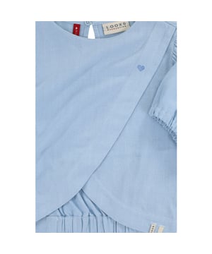 
To cute to handle!
Fantastisch, deze linnen top in licht blauw.
Iets cropped en geweldig leuke achterkant met overslag.
Powmouwtjes.
Te gek in combi met het bijpassende shortje.