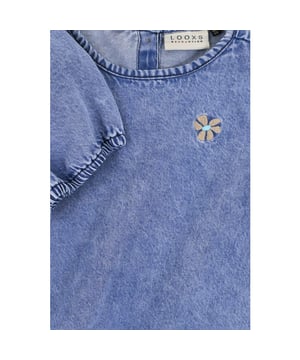 
Girly Cool!
Te gek denim blouse met een stoere washed look.
A-lijn fit.
Blouse sluit op de rug met 3 knoopjes, zodat je hem makkelijk aan krijgt. 
De rest van de knoopjes op de rug zijn fake.