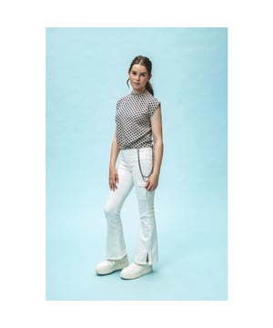 
Must Have, deze denim met super veel stretch!
Stoere cargo zakken.
Kleine splitjes onderaan.
Super skinny flared fit.
Ketting zit er los bij, kan je dragen wannee je wilt.