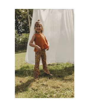 
Retro Vibes met deze coole grote bloem print!
Zomerse vibes in een fancy krinkel stofje.
Elastische tailleband.
Combineer met 1 van de leuke tops uit deze derde drop.