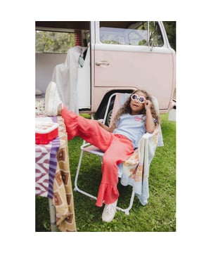 
Love this one!!
Te leuk dit wijde broekje met onderaan een brede strook voor een "boho" look.
Elastische tailleband.
Mooie geweven katoenen stof die heerlijk comfy draagt ook op een warme dag.
Stof heeft een mooie structuur.
100% Katoen.