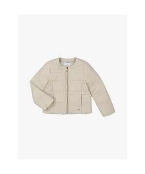 
Het Mayoral Zomerjasje in de kleur Sepia is een gewatteerde windbreaker. Het jasje heeft een kort model, goudkleurige ritssluiting en steekzaken. Het perfecte basic zomerjasje.