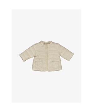 
Het Mayoral Zomerjasje in de kleur Stone is een gewatteerde windbreaker. Het jasje heeft een kort model, ritssluiting en steekzaken. Het perfecte basic zomerjasje.