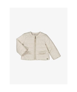 
Het Mayoral Zomerjasje in de kleur Sepia is een gewatteerde windbreaker. Het jasje heeft een kort model, goudkleurige ritssluiting en steekzaken met roezels. 