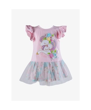
De Daga Unicorn Jurk uit de Girls Faces Collectie heeft roezel mouwen, een tulle rok met geprinte rok en een print met strass stenen, kralen, strikken en bloemen.
