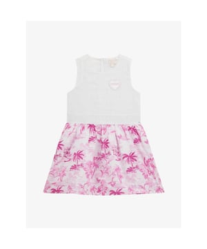 
De Guess Mixed Fabric Jurk in de kleur Pure White heeft een kanten bovenkant met hartjes logo en ritssluiting op de rug. De rok heeft een all over print.