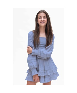 
Stijlvolle alles-in-één look!
Super leuk detail; het lijkt een jurkje maar het is een wijd shortje!
Het bovenlijfje heeft een breed gesmockt gedeelte en blijft perfect zitten. 
Leuke details zoals de fancy tapes en de smock gedeeltes.