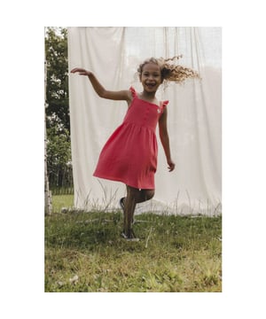 
Love this one!!
Te leuk dit wijde zomerse jurkje met ruffles aan de schouderbandjes.
Fake knopenrij.
Mooie geweven katoenen stof die heerlijk comfy draagt ook op een warme dag.
Stof heeft een leuk struktuurtje.
100% Katoen.