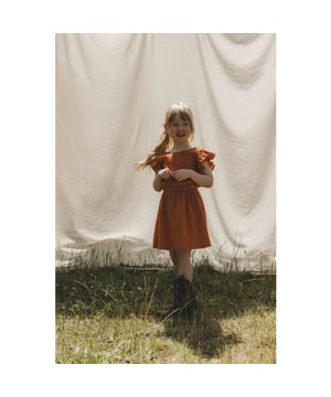 
Lovely Looxs!
Mooie jurk in een comfy krinkel katoen.
Super leuke achterkant.
Leuke wijde fit met fancy details zoals de leuke ruffles.
100% Katoen.
