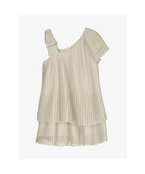 
De Mayoral Pleated Jurk in de kleur Champagne heeft een asymmetrische pasvorm. De jurk heeft plooien, een lurex kwaliteit, twee lagen, een strik op het bandje en een knoopsluiting op de rug. 