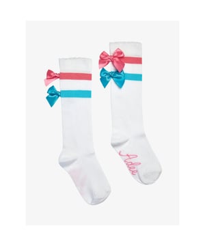 
Maak je Adee outfit helemaal af met de bijpassende Adee Edith sokken in de kleur Bright White. De kniekousen hebben een blauwe en roze streep met strikjes.