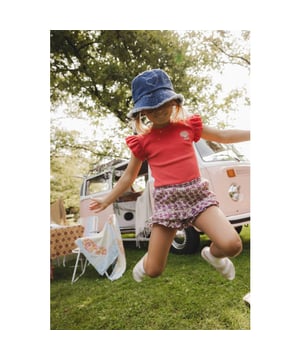 
Forever summer!
Super cute dit broekrokje in een leuk bloemdessin.
Mooie viscose krinkel crèpe stof, afgewerkt met fancy tapes.
Elastische tailleband.