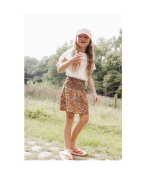 
Retro Vibes met deze coole grote bloem print!
Zomerse vibes in een fancy krinkel stofje.
Brede elastische, gesmockte tailleband