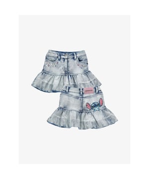 
Prachtige kinderkleding van Monnalisa. Prachtige zachte denim rok. Rok is een ballonmodel. Rok is bewerkt met strasstenen. Aan de achterkant is het borduursel van  Stitch. Het is ook bewerkt met strasstenen.