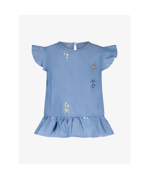 
Deze zomerse top met peplum is gemaakt in een soepele denim met vrolijk geborduurde gestrooide bloemetjes. Combineer met de bijpassende Le Chic short.