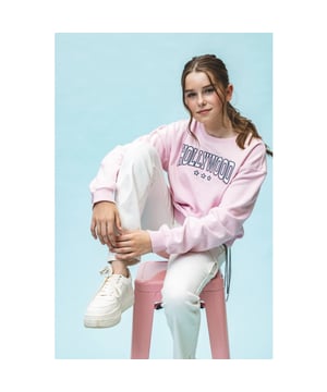 
Coole katoenen sweater met een coole print.
Zomers licht roze kleur met een fancy print.
Iets cropped fit, boord valt net op je broekband.
Loose-fit shape.