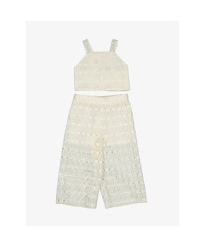 
De Mayoral Crochet Set in de kleur Natural heeft een cropped top met kant, bloem en elastieke achterkant. De broek is een driekwart model met elastieke tailleband.