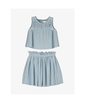 
De Abel & Lula Pleated Set in de kleur Sky Blue heeft een top met bloemendetail, knoopsluiting op de rug en plooien. De rok heeft een elastieke tailleband. Beide items hebben een lurex glitter.