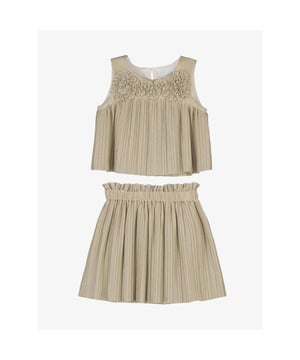 
De Abel & Lula Pleated Set in de kleur Golden heeft een top met bloemendetail, knoopsluiting op de rug en plooien. De rok heeft een elastieke tailleband. Beide items hebben een lurex glitter.