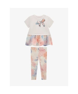 
De Guess Kids Set in de kleur Pure White bestaat uit een Tie Dye legging en tuniek met strik, pailletten, geborduurd logo en tie dye roezel aan de onderkant.