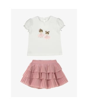 
De Mayoral Set in de kleur Natural Pink bestaat uit een plooirok met elastieke tailleband en lurex glitter en een t-shirt. Het shirt heeft pofmouwen, knoopsluiting op de rug en print met tulle.
