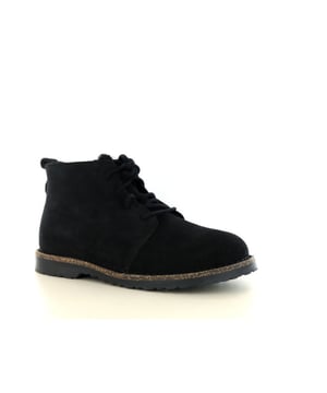 Dit artikel van Birkenstock koop je nu met hoge korting in de Birkenstock outlet op To Be Dressed!
Merk: BirkenstockArtikel: Upsalla ChuckaKleur: BlackType: Halfhoge veterschoenBreedtemaat: BreedUitneembaar voetbed: NeeSluiting: VeterMateriaal: Suede Birkenstock Upsalla Chukka Dames Veterschoen - Stijlvolle Suède Schoen met Warme Voering in ZwartOntdek de Birkenstock Upsalla Chukka, een elegante en comfortabele veterschoen speciaal ontworpen voor dames. Deze halfhoge schoen is gemaakt van hoogwaardig suède en voorzien van het iconische, brede voetbed van Birkenstock, dat bekend staat om zijn uitstekende ondersteuning. De binnenkant is gevoerd met een zachte, warme voering, waardoor deze schoen perfect is voor koude dagen. Uitgevoerd in een tijdloze zwarte kleur, biedt deze veterschoen een veelzijdige stijl die zowel casual als chic gedragen kan worden. De sluiting met veters zorgt voor een perfecte pasvorm en een klassieke look.