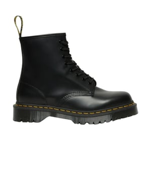 
De Dr. Martens 1460 Bex Smooth Black Dames Boots zijn een gedurfde en eigentijdse variant van de iconische 1460 laars. Het bovenwerk van glad zwart leer heeft de klassieke Dr. Martens uitstraling, terwijl de Bex zool, die dikker en groter is dan de traditionele AirWair-zool, zorgt voor extra hoogte en een stoere look. De robuuste zool biedt uitstekende grip en demping, waardoor deze laars zowel stijlvol als comfortabel is voor dagelijks gebruik. De 1460 Bex Smooth Black is perfect voor dames die een unieke, modieuze twist willen aan de klassieke Dr. Martens stijl met extra comfort en een opvallende zool.
