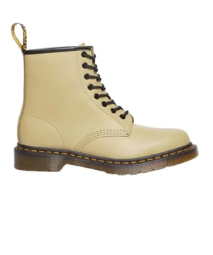 
De Dr. Martens 1460 Smooth Pale Olive Dames Boots bieden een frisse, unieke uitstraling met een zachte olijfkleur die zich gemakkelijk laat combineren met verschillende stijlen. Het bovenwerk van glad leer heeft een minimalistische en moderne afwerking, terwijl de iconische gele stiksels en de robuuste, antislip AirWair-zool voor de typische Dr. Martens look zorgen. De stevige zool biedt uitstekende demping en grip, wat zorgt voor comfort bij langdurig dragen. De 1460 Smooth Pale Olive is ideaal voor dames die op zoek zijn naar een veelzijdige, stoere laars met een subtiele, trendy kleur.