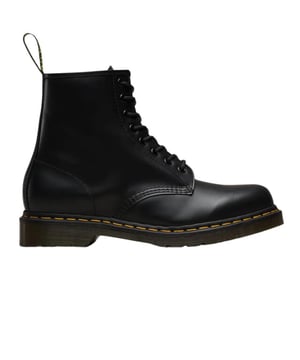 
De Dr. Martens 1460 Smooth Black Dames Boots zijn iconische laarzen die zowel stijl als duurzaamheid bieden. Het bovenwerk van glad zwart leer heeft een klassieke, tijdloze uitstraling die gemakkelijk te combineren is met verschillende outfits. De beroemde gele stiksels en de robuuste, antislip zool geven deze boots hun kenmerkende Dr. Martens look. Dankzij de AirWair-demping in de zool bieden ze comfort en ondersteuning, zelfs bij langdurig dragen. De Dr. Martens 1460 is perfect voor dames die op zoek zijn naar een stevige, modieuze laars die zowel praktisch als stijlvol is.