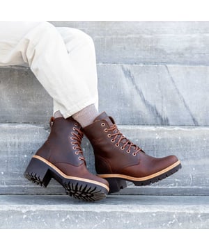 
<h3>Panama Jack Padma Dames Enkellaars - Luxe en Comfort met een Stoere Twist</h3><p>Ervaar ongeëvenaard comfort en stijl met de Panama Jack Padma enkellaars. Deze halfhoge enkellaars, vervaardigd uit hoogwaardig leer in de warme kleur B13 cuero, combineert luxe met praktische voordelen, perfect voor de moderne vrouw.</p><h4><strong>Waarom Kiezen Voor Panama Jack?</strong></h4><p><strong>1. Premium Leer:</strong> De Padma enkellaars is gemaakt van eersteklas leer dat bekend staat om zijn duurzaamheid en luxe uitstraling. Dit materiaal biedt een uitstekende levensduur en vormt zich naar de voet voor een comfortabele pasvorm.</p><p><strong>2. Warme Wollen Voering:</strong> Met een zachte wollen voering houdt deze enkellaars je voeten warm en comfortabel, zelfs tijdens de koudere maanden. De voering biedt ook extra isolatie en draagt bij aan het algehele draagcomfort.</p><p><strong>3. Verwisselbaar Voetbed:</strong> Het verwisselbare voetbed maakt het mogelijk om je eigen steunzolen te gebruiken, wat bijdraagt aan een gepersonaliseerde pasvorm en extra ondersteuning. Dit maakt de enkellaars ideaal voor dagelijks gebruik en voor mensen met specifieke voetbehoeften.</p><p><strong>4. Handige Sluiting:</strong> De combinatie van rits en veter zorgt voor een eenvoudige aanpassing van de pasvorm en maakt het aan- en uittrekken van de enkellaars een fluitje van een cent. Dit biedt zowel gemak als een stevige en verstelbare pasvorm.</p><p><strong>5. Stijlvolle Kleur en Design:</strong> De B13 cuero kleur en het klassieke ontwerp van de Padma enkellaars geven een stijlvolle uitstraling die gemakkelijk te combineren is met diverse outfits. Dit maakt de enkellaars geschikt voor zowel casual als meer formele gelegenheden.</p><h4> </h4>