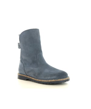 Wauw, met dit topitem uit de nieuwe collectie van Birkenstock mag je gezien worden!
Merk: BirkenstockArtikel: Upsalla Kleur: GraphiteType: Halfhoge enkellaarsBreedtemaat: BreedUitneembaar voetbed: NeeSluiting: GespMateriaal: Suede Hier is een geoptimaliseerde versie van de tekst, gericht op SEO:Birkenstock Upsalla Dames Enkellaars - Stijlvolle Suède Laars met Warme Voering in Graphite/GrijsOntdek de Birkenstock Upsalla, een elegante en comfortabele enkellaars speciaal ontworpen voor dames die houden van kwaliteit en stijl. Deze halfhoge enkellaars is gemaakt van hoogwaardig suède en beschikt over het iconische, brede voetbed van Birkenstock, dat zorgt voor optimale ondersteuning en comfort. De warme voering maakt deze laars perfect voor de koude dagen. Uitgevoerd in de stijlvolle kleur graphite/grijs, biedt deze enkellaars een moderne uitstraling die gemakkelijk te combineren is met diverse outfits. De sluiting met een gesp zorgt voor een stevige pasvorm en voegt een extra vleugje elegantie toe.