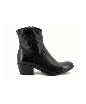 Dit gave artikel van Common Pairs koop je nu in de sale in onze Common Pairs outlet op V&D!
Op zoek naar een schoen in de categorie Enkellaarzen? De 402 6002 Nero van Common Pairs is een aanwinst voor elke schoenenkast. De schoenen van Common Pairs zijn gemaakt van Leer en hebben een voering van Leer. De 402 6002 Nero is uitgevoerd in de kleur nero.
