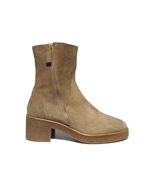 
De 5937 vers-01 van DL Sport is een echte blikvanger. De 5937 vers-01 is uitgevoerd in de kleur velour nude. Bekijk ook onze overige collectie van DL Sport op onze webshop!