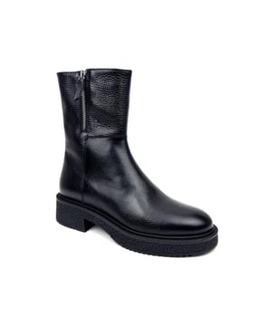 
De 6384 01 van DL Sport is een echte blikvanger. De 6384 01 is uitgevoerd in de kleur Zwart. Bekijk ook onze overige collectie van DL Sport op onze webshop!