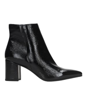
Deze eigentijdse FreeFlex dames enkellaarsjes met een spitse neus zijn een absolute must-have voor dames die op zoek zijn naar stijlvolle schoenen met een vleugje elegantie. Ze combineren een modieus ontwerp met hoogwaardige materialen voor een verfijnde look.**Kleur:** De enkellaarsjes zijn uitgevoerd in klassiek zwart, een tijdloze kleur die moeiteloos kan worden gecombineerd met diverse outfits en bij verschillende gelegenheden kan worden gedragen.**Materiaal buitenkant:** Deze laarsjes zijn vervaardigd van glanzend lakleer, wat niet alleen zorgt voor een chique uitstraling maar ook duurzaamheid en eenvoudig onderhoud biedt.**Materiaal binnenkant:** De voering aan de binnenkant is gemaakt van zacht textiel, wat bijdraagt aan het draagcomfort en ervoor zorgt dat je voeten zich de hele dag prettig voelen.**Materiaal zool:** De rubberen zool biedt uitstekende grip en demping, waardoor deze laarsjes geschikt zijn voor zowel dagelijks gebruik als speciale gelegenheden.**Uitneembaar