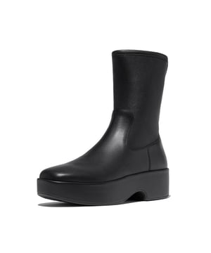 
De F-Luma van FitFlop biedt een modern silhouet met een zachtere elegante look. Deze prachtige eenvoudige laars heeft een lichte sleehak en een 'cut out' hak.  Overal gemaakt van luxe leer, met stretch nappaleer op de schacht voor een slanke pasvorm. Met een licht vierkante teen, veelzijdige hoogte halverwege de kuit en met leer omwikkelde zool. Gemakkelijk aan en uit te trekken dankzij een volledige ritssluiting aan de binnenkant. Op een demi-wedge versie van FitFlop's Microwobbleboard™ tussenzool voor ultracomfort (en een beetje extra hoogte). Een verfijnd model dat je zowel omhoog als omlaag kunt dragen.  Pasvorm: Deze schoenen hebben een 'slim' wijdte pasvorm, dus kunnen smaller aanvoelen dan andere stijlen op FitFlop's Microwobbleboard tussenzool. Als je bredere voeten hebt, kun je de maat groter nemen voor een comfortabelere pasvorm.   - Ergonomisch ontworpen om de uitlijning, natuurlijke beweging en energie van je lichaam te optimaliseren - Lichte drukverdelende Microwobbleboard
