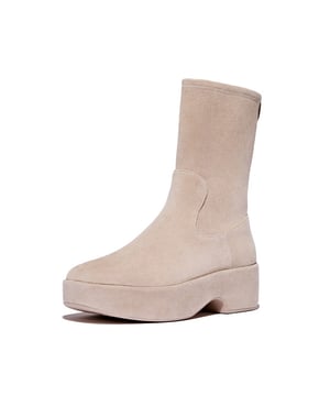 
De F-Luma van FitFlop biedt een modern silhouet met een zachtere, elegante look. Deze prachtige eenvoudige laars heeft een lichte sleehakzool en een uitgesneden hak. Overal gemaakt van luxe kid suède, met stretch suède op de schacht voor een slanke pasvorm. Met een licht vierkante teen, veelzijdige hoogte halverwege de kuit en een met suède omwikkelde zool. Een volledige ritssluiting aan de binnenkant vergemakkelijkt het aan- en uittrekken. Op een demi-wedge versie van FitFlop's Microwobbleboard™ tussenzool voor de hele dag comfort (en een beetje extra hoogte).