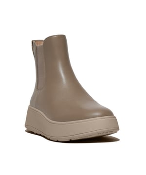 
Onze Sumi Chelsea boots zijn niet alleen de winnaars van de garderobe (de strakke lijnen verheffen bijna elke outfit), ze zijn ook waterdicht. Een speciale naad afgedichte binnenvoering, en niet-wicking stretch panelen en stiksels, zorgen ervoor dat uw voeten droog blijven. Het bovenwerk van glad leer en de flatterende snit zorgen voor een stijl die bij je past. Ze zijn ook zacht om aan te trekken en een droom om in te lopen dankzij onze non-stop dempende, drukverdelende SupercomFF tussenzolen. Wat voor weer het ook is, het is onwaarschijnlijk dat je je voeten verlaat.