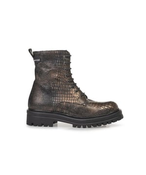 
Floris van Bommel Women in onze webshop. Fantastische booties van het topmerk Floris van Bommel in onze webshop.. Dit model heeft een rits- en een vetersluiting. Doordat het voetbed uitneembaar is, kunnen ook eigen inlegzolen gedragen worden. Deze schoenen van Floris van Bommel, artikelnummer SFW-50125-10-08 Wonki 04.13 bestel je gemakkelijk in onze webshop. 