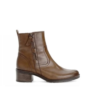 
Stap in de Wereld van Stijl met Gabor Enkellaarzen!Maak je herfst- en wintergarderobe compleet met de betoverende enkellaarzen van Gabor! Met artikelnummer 52.811.53 breng je niet alleen comfort in je leven, maar ook een vleugje modieuze elegantie. Waarom kiezen voor Gabor?Tijdloos Design in Stoer Camel: Deze prachtige camel kleur voegt een warme tint toe aan iedere outfit, of je nu casual gaat met een jeans of je stijl wilt upgraden met een rok.Premium Leer: Gemaakt van hoogwaardig leer dat niet alleen luxe aanvoelt, maar ook duurzaam is. Deze laarzen zijn gemaakt om lang mee te gaan, zodat je er vele seizoenen van kunt genieten.Perfecte Hakhoogte: Met een hakhoogte van 40 mm lopen en werken was nog nooit zo comfortabel! Je hebt de ideale steun zonder in te boeten op stijl.Ideale Pasvorm: De schachthoogte van 17 cm en wijdte G zorgen voor een perfecte en comfortabele pasvorm, ongeacht de vorm van je voeten.Uitneembaar Voetbed: Geniet van nog meer comfort met het uitneembare voetbed.